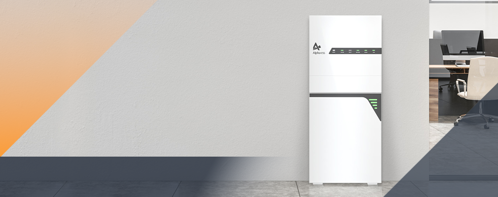 grafika przedstawiająca na pierwszym planie magazyn energii AlphaESS, w nawiązaniu do oferowanych przez firmę rozwiązań dla klientów indywidualnych i biznesowych