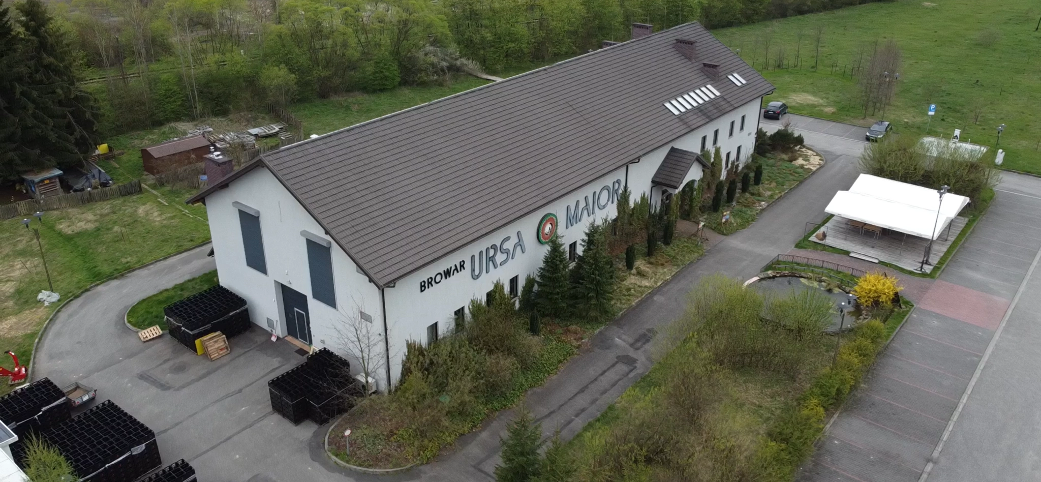 budynek browaru ursa maior w Bieszczadach, gdzie zainstalowano fotowolatikę  z magazynem energii Victron Energy