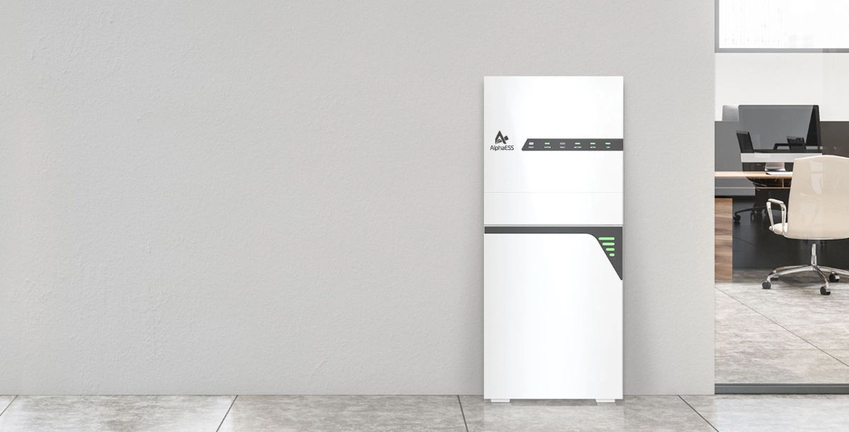 magazyn energii AlphaESS stojący w pokoju