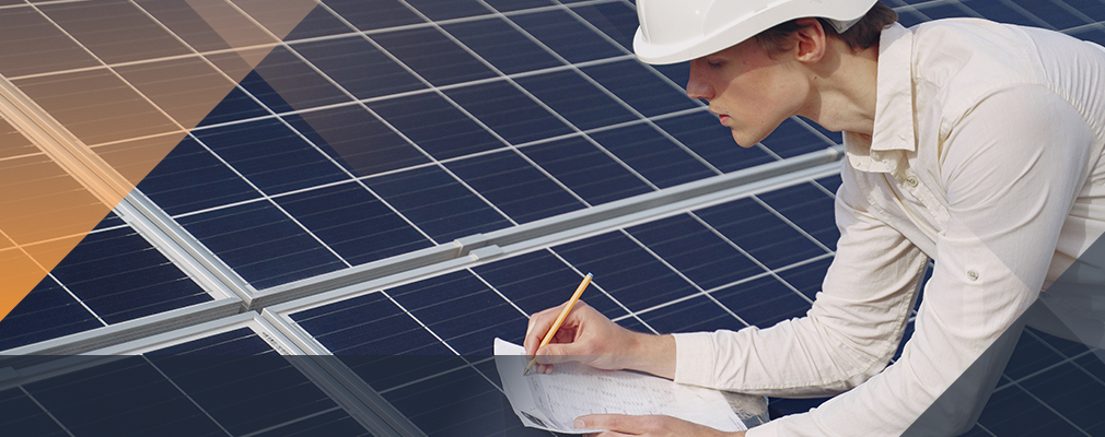 męzczyzna - inżynier, na tle paneli fotowoltaicznyh. Grafika nawiązuje do odpowiedzi na pytania "Mój prąd 5.0 kiedy zakończenie