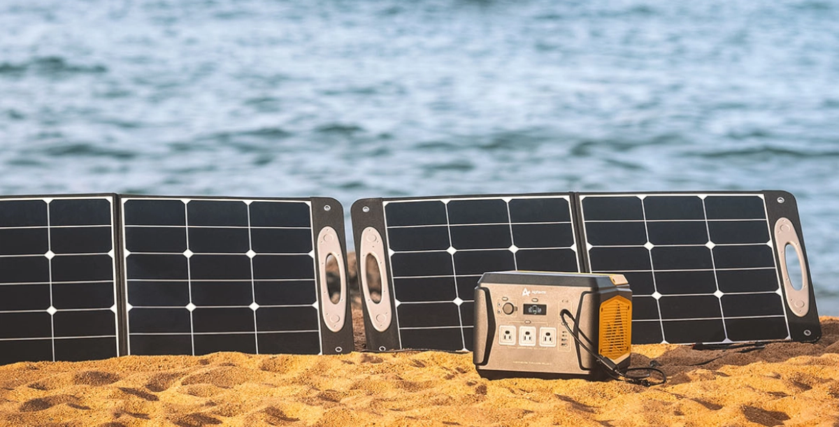 Ładowanie BlackBee na plaży za pomocą paneli fotowoltaicznych
