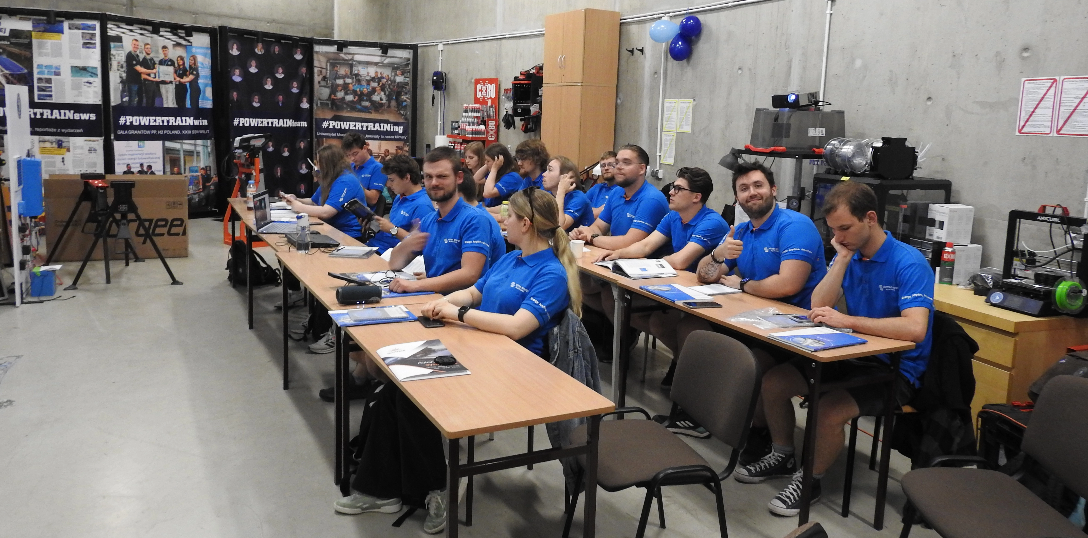 studenci Politechniki Poznańskiej na szkoleniu z systemów marinistycznych Victron Energy